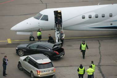 Kaunas, Litvanya 19 Aralık 2013 İngiliz müzisyen Elton John 'un kiralık iş jetiyle Kaunas Havaalanı' na gelişi. Havaalanı güvenliği ve zemin işleme personeli görülebilir