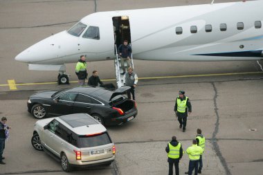 Kaunas, Litvanya 19 Aralık 2013 İngiliz müzisyen Elton John 'un kiralık iş jetiyle Kaunas Havaalanı' na gelişi. Havaalanı güvenliği ve zemin işleme personeli görülebilir