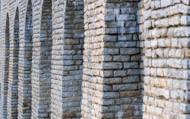 Dikey kolonların tekrarladığı tarihi taş duvar ritim ve derinlik yaratıyor. Doğal duvar dokusu, perspektif çizgileri ve nötr tonlar. İdeal mimari arkaplan, inşaat kavramı veya minimalist tasarım kullanımı.