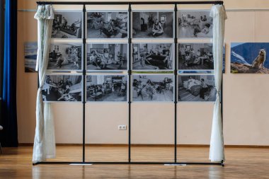 Akademija, Kedainiai bölgesi ve Litvanyalı fotoğrafçı Algimantas Barzdius 'un Litvanya fotoğraf sergisi Basomis, siyah-beyaz ve renkli aile portrelerinin yer aldığı bir kültür salonunda sergilendi.