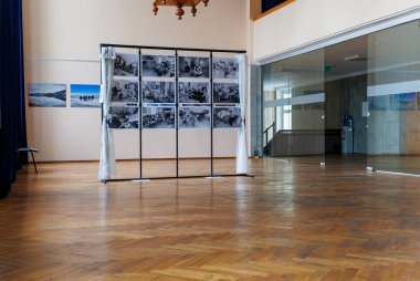 Akademija, Kedainiai bölgesi ve Litvanyalı fotoğrafçı Algimantas Barzdius 'un Litvanya fotoğraf sergisi Basomis, siyah-beyaz ve renkli aile portrelerinin yer aldığı bir kültür salonunda sergilendi.