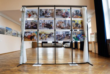 Akademija, Kedainiai bölgesi ve Litvanyalı fotoğrafçı Algimantas Barzdius 'un Litvanya fotoğraf sergisi Basomis, siyah-beyaz ve renkli aile portrelerinin yer aldığı bir kültür salonunda sergilendi.