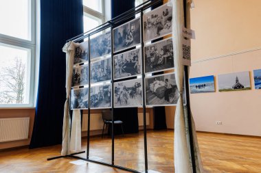 Akademija, Kedainiai bölgesi ve Litvanyalı fotoğrafçı Algimantas Barzdius 'un Litvanya fotoğraf sergisi Basomis, siyah-beyaz ve renkli aile portrelerinin yer aldığı bir kültür salonunda sergilendi.