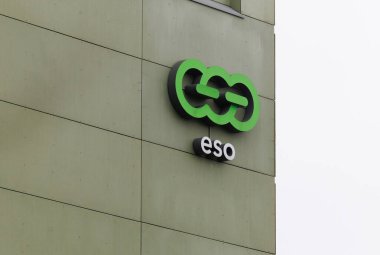 Litvanya 'nın ESO şirketinin logosunun dış görünüşü modern bir ofis binasının ön cephesinde sergilendi. ESO, ülke çapında elektrik ve gaz altyapısı işleten bir ulusal enerji dağıtım şirketidir.