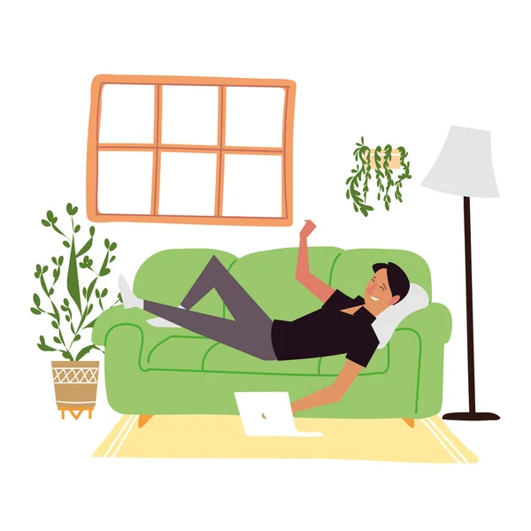 Jeune homme couché sur le canapé avec des activités intérieures informatiques — Image vectorielle