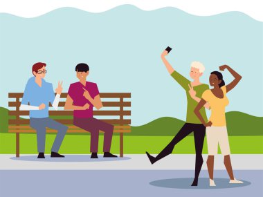 İnsanlar açık hava aktiviteleri, selfie çeken çiftler ve bankta oturan erkekler.