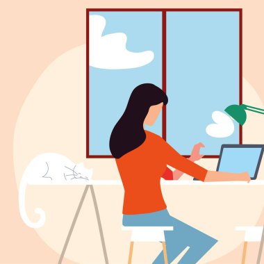 Odada dizüstü bilgisayarla çalışan bir kadın.