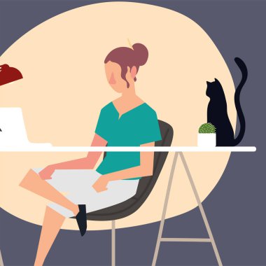 Masasında kedi ve kaktüs olan bir kadın.