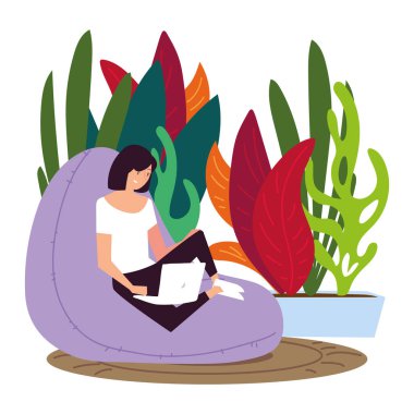 Dizüstü bilgisayarla çalışan genç bir kadın.