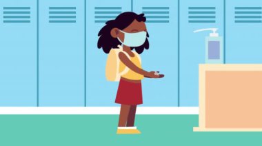 Antibakteriyel sabun kullanan, tıbbi maske takan afro küçük kız.