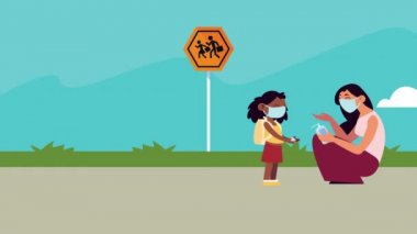 Küçük öğrenci kızlar sokakta bir kadınla birlikte tıbbi maske takıyor.