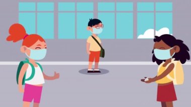 Sosyal mesafeli tıbbi maskeler takan küçük öğrenci grubu.