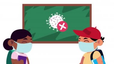 Küçük öğrenciler arasında tıbbi maskeli ve karatahtalı bir çift.