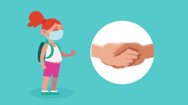 Küçük kız tıbbi maske takıyor.