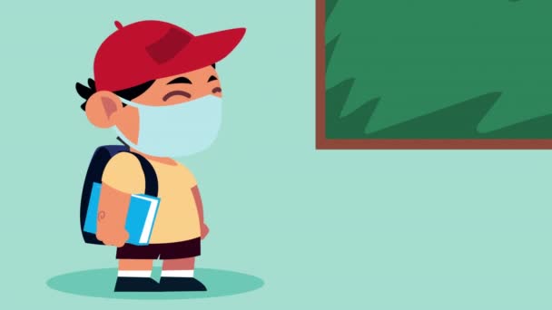 Μικρό αγόρι φοιτητής φορώντας ιατρική μάσκα χαρακτήρα με μαυροπίνακα — Αρχείο Βίντεο