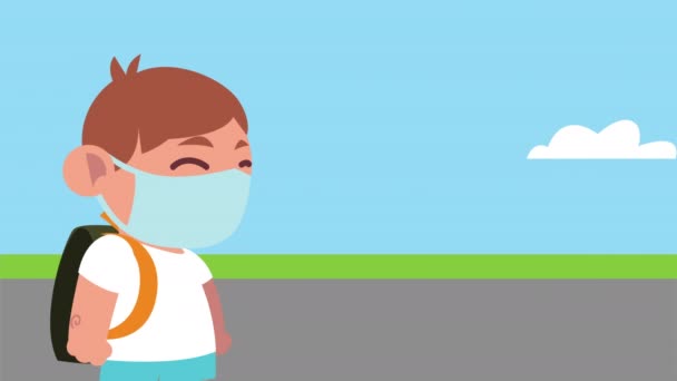 Mały student chłopiec w masce medycznej charakter na ulicy — Wideo stockowe