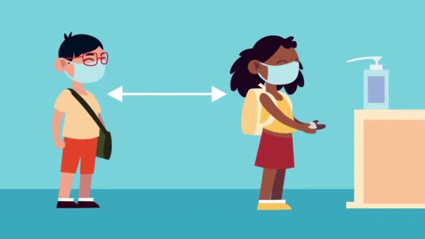Malé studenty mezirasový pár nosit lékařské masky se sociální vzdálenosti — Stock video