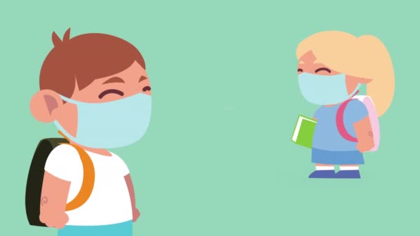 Piccoli studenti coppia indossando maschere mediche con distanza sociale — Video Stock