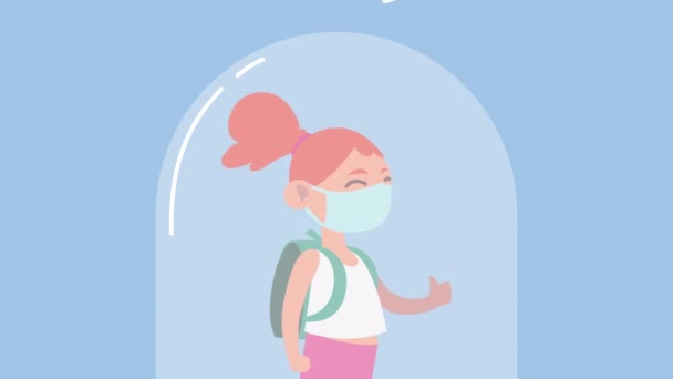 小さな学生女の子身に着けています医療用マスク文字とともにcoid19粒子 — ストック動画