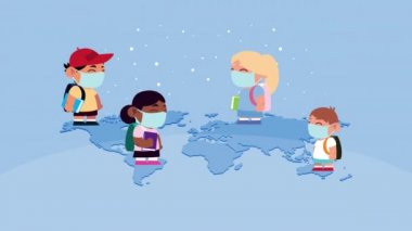 Dünya haritalı tıbbi maskeler takan küçük bir öğrenci grubu.