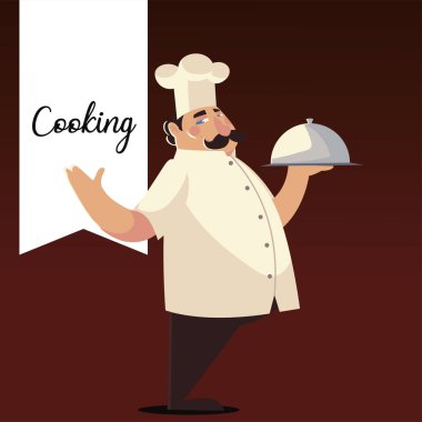 Şef gümüş tepside çalışan profesyonel bir restoranı tutuyor.