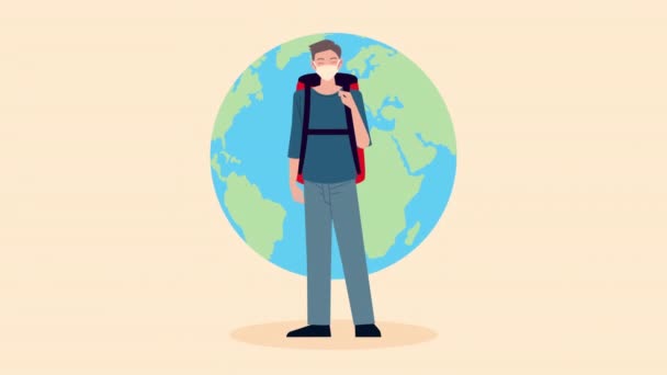 Jeune voyageur homme portant un masque médical avec sac de voyage et planète terre — Video