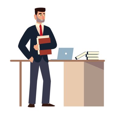 Masasında kitap ve dizüstü bilgisayarı olan bir iş adamı.