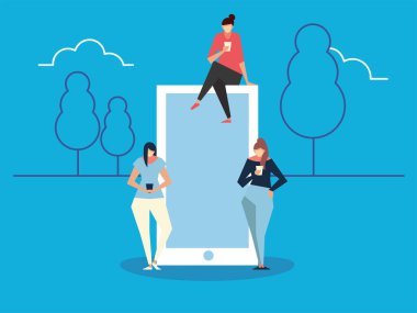 Kadınlar büyük akıllı telefonun yanında duruyor ve akıllı telefonlar kullanıyorlar.