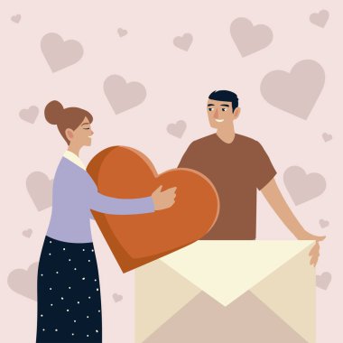 Kalbi ve zarfı olan genç çift romantik mesajları sever.