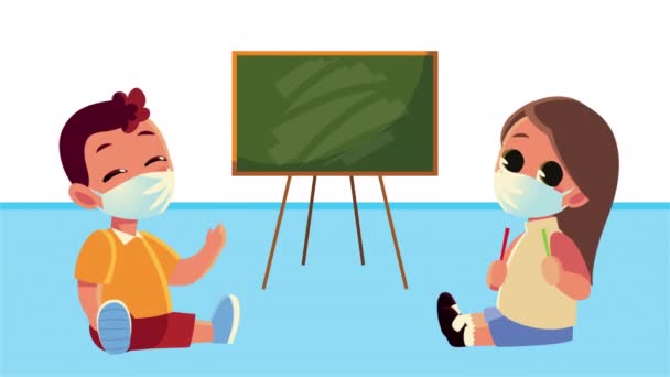 Petits étudiants les enfants couple portant des masques médicaux avec tableau noir — Video