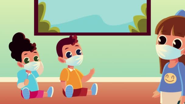 Pequeños estudiantes niños con máscaras médicas — Vídeos de Stock