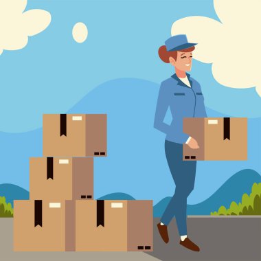 Posta servisi kadın çalışanı sokakta kutu taşıyor.