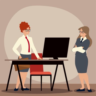 Dosya masası ve bilgisayar ofisi olan iş kadını