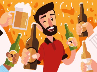 Bira şişesi ve farklı içkileri olan elleri olan mutlu adam, şerefe.