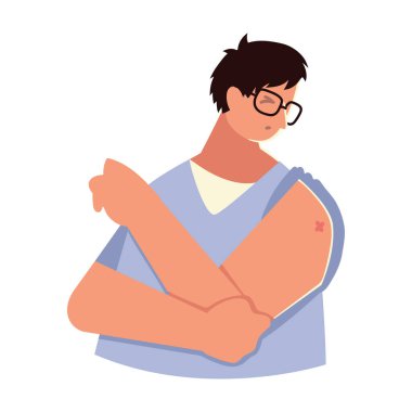 Adam aşı olduktan sonra koluna bakar.