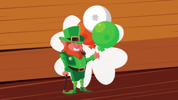 Feliz dia santo patricks animação com caráter leprechaun e hélio balões em fundo de madeira — Vídeo de Stock
