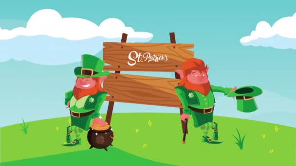 Szczęśliwy święty Patricks dzień litery w drewnianej etykiecie z postaciami leprechauns — Wideo stockowe