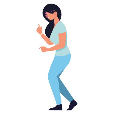 Beyaz arka planda duran gözlüklü genç bir kadın.