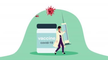 Kovid19 aşı şişesi ve şırıngası olan kadın doktor.