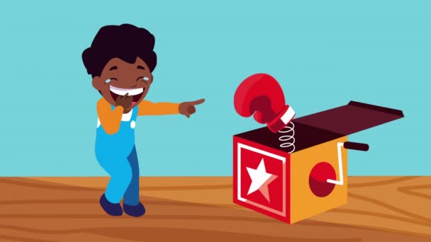 Afro μικρό αγόρι χαχανίζει με γάντι του μποξ στο κουτί έκπληξη — Αρχείο Βίντεο
