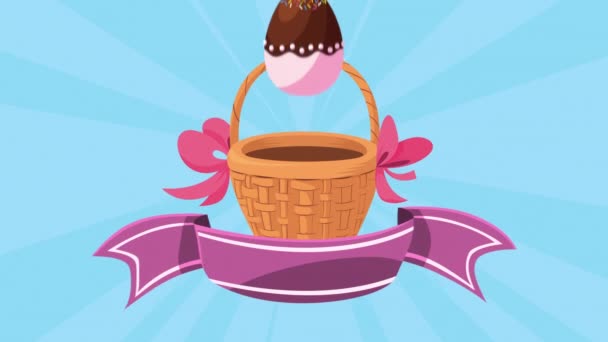Счастливая пасхальная открытка с яйцами, раскрашенными в корзину и ленту — стоковое видео