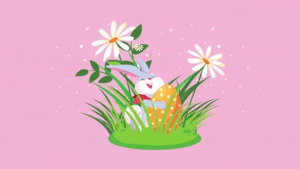 Szczęśliwa kartka wielkanocna z uroczym królikiem i jajkiem w ogrodzie — Wideo stockowe