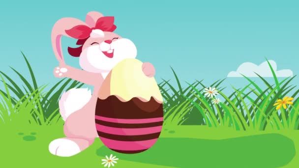 Счастливая пасхальная открытка с милым женским кроликом и яйцом, нарисованным в лагере — стоковое видео