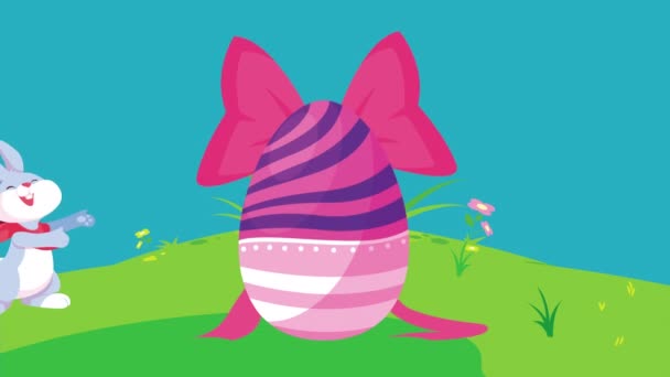 Szczęśliwa kartka wielkanocna z parą królików i jajkiem malowanym w terenie — Wideo stockowe