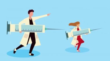 Doktor çift aşı şırıngalarını kaldırıyor.