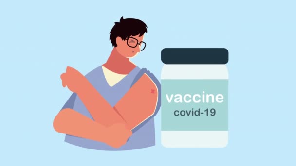 Hane patient med vaccinflaska — Stockvideo