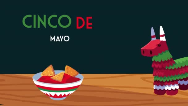 Cinco de mayo celebración de letras con piñata y nachos en salsa de tomate — Vídeo de stock