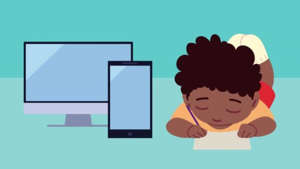 Pequeño estudiante afro con escritorio y teléfono inteligente — Vídeo de stock
