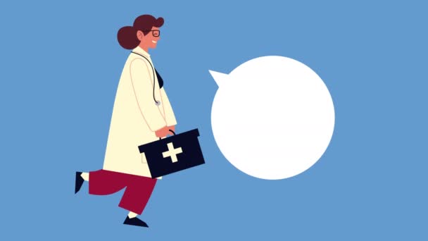 Жінка-лікар з персонажем медичного набору — стокове відео
