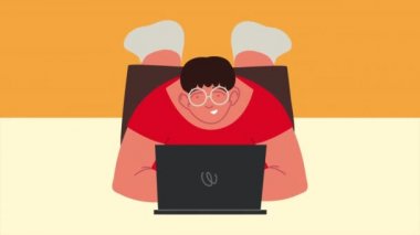 Genç adam dizüstü bilgisayar kullanarak yalan söylüyor